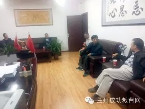 著名艺术家陆振华先生莅临参观成功学校