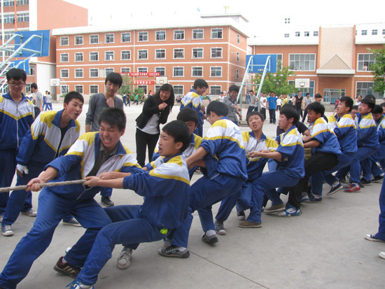 成功初中二校举行拔河比赛